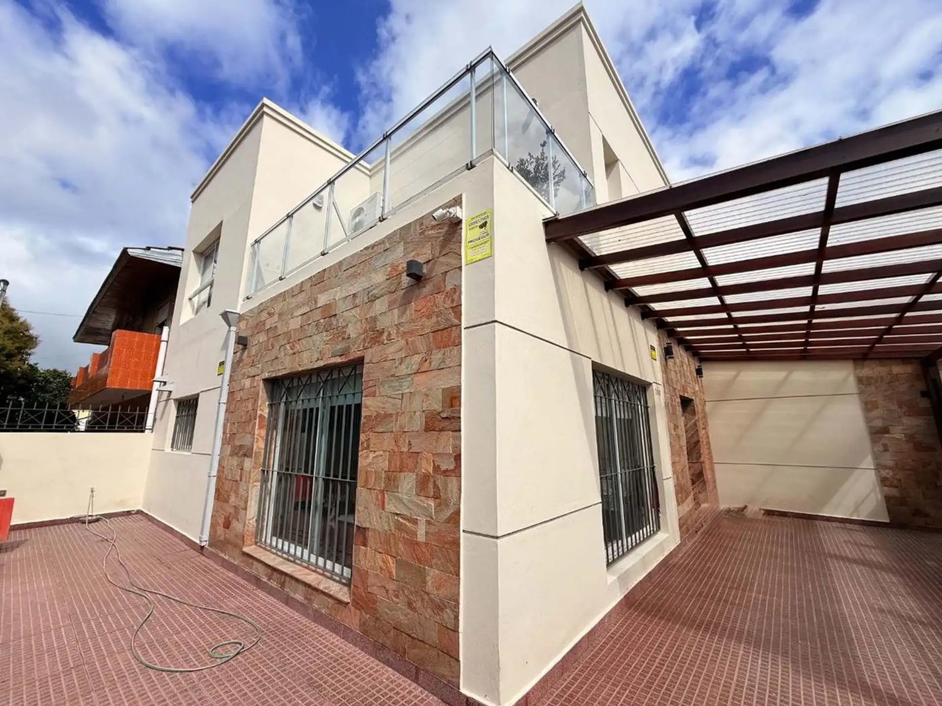 VENTA CASA 3 AMBIENTES CON GARAJE, PATIO Y BALCON!