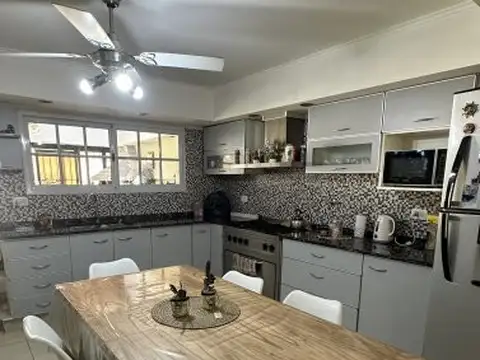 Gran Oportunidad. Casa Dos Plantas, 3 Habitaciones, 2 Baños, Garage Varios Autos, Piscina y Fondo.