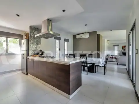 Casa en venta, 4 dorm., escritorio y jardín con pileta.
