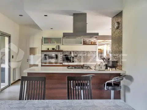 Casa en venta, 4 dorm., escritorio y jardín con pileta.