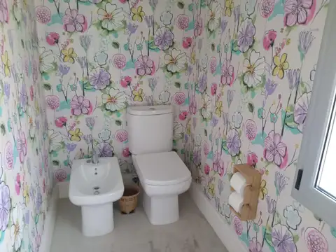 Casa en Alquiler con 3 cocheras