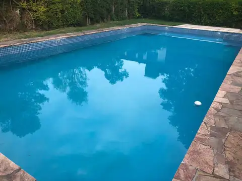 VENDE CASA 5 AMBIENTES CON JARDIN Y PILETA EN PARQUE LELOIR