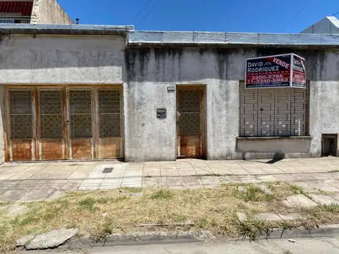 CASA AMERICANA A LA VENTA, A RECICLAR DE 3 AMBIENTES EN MORON