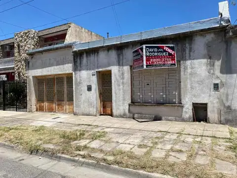 CASA AMERICANA A LA VENTA, A RECICLAR DE 3 AMBIENTES EN MORON