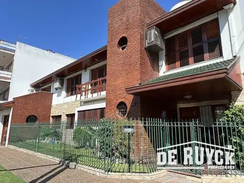 Chalet 6 ambientes de categoria, pileta y quincho