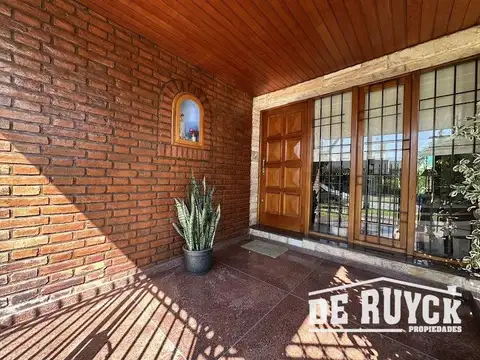 Casa en Venta con 2 cocheras