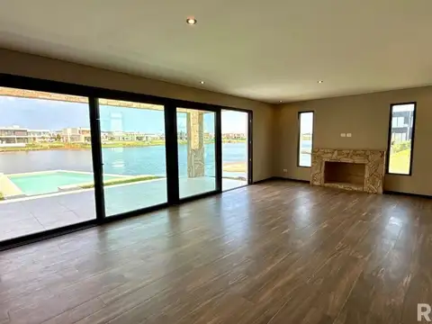 Casa 5 ambientes con 4 baños