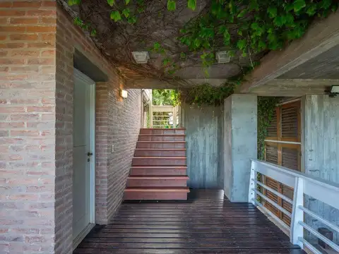 Casa 8 ambientes con 4 baños