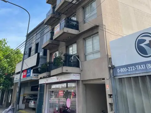 Monoambiente apto profesional sobre av Rivadavia