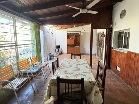 CASA EN ALQUILER - 2 DORMITORIOS - AMPLIO PARQUE