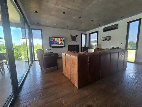 Casa 5 ambientes con 2 baños