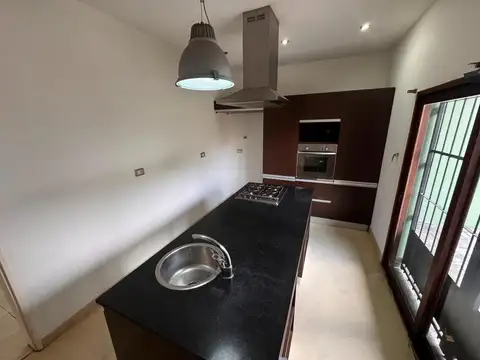 Casa en Alquiler con 1 cochera