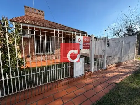 Casa en venta de 2 Dormitorios + jardín + quincho/cochera en Manuel B. Gonnet