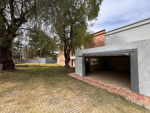 Casa en Venta con 3 cocheras