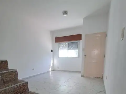 DÚPLEX CON PATIO Y COCHERA