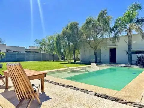 Casa en venta de 2 dormitorios  con pileta