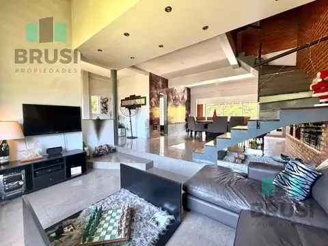 Casa en Venta con 3 cocheras