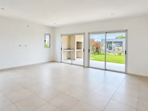 Casa 4 ambientes con 2 baños