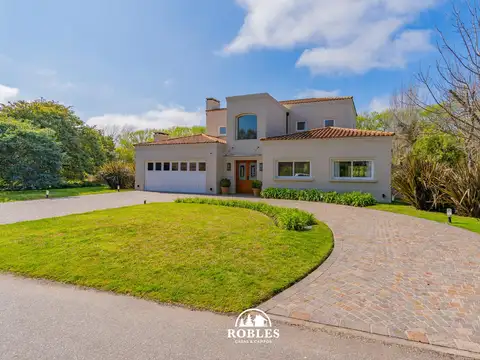 Residencia estilo neoclásico a estrenar, en barrio privado Rumencó. TOUR VIRTUAL