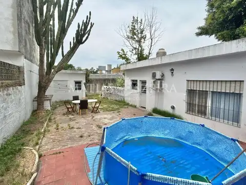 Venta casa 4 ambientes, ideal flia numerosa, aplio patio, Apto Credito