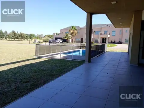 Casa en Alquiler con 2 cocheras