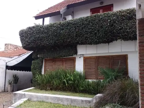 CASA CON CONSULTORIO/OFICINA EN UBICACIÓN ESTRATÉGICA