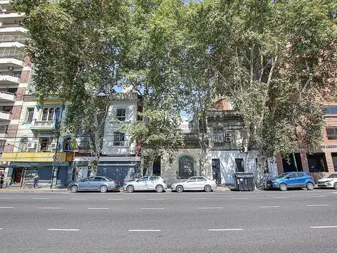 Estratégico terreno para desarrollo inmobiliario de 958 metros vendibles frente al Parque Centenario