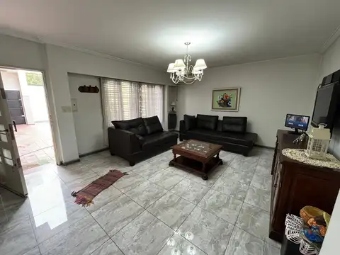 Casa en Alquiler con 2 cocheras
