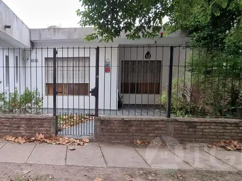Casa 3 ambientes con cochera y fondo libre en Quilmes Oeste -