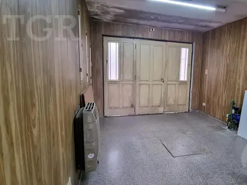 Casa 3 ambientes con cochera y fondo libre en Quilmes Oeste -