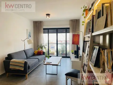 Departamento en venta 4 ambientes, con dependencia. Cochera privada. Flores