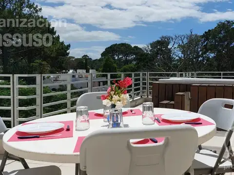 Punta del Este - Departamento en venta 1 dormitorio balcon parrilla piscina garage