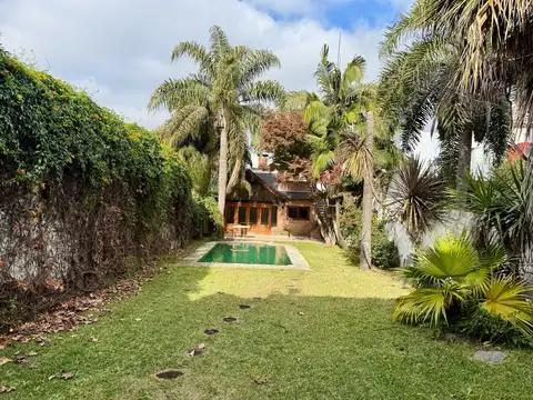 Juana Azurduy al 3500. Venta casa con 4 dormitorios, quincho y piscina