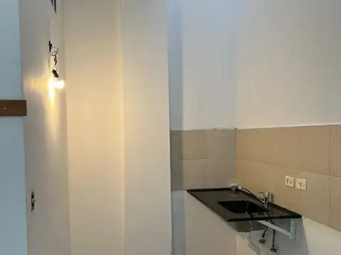 LOCAL/GALPON ALQUILER COMERCIAL 107 MTS2 APROX CON PATIO