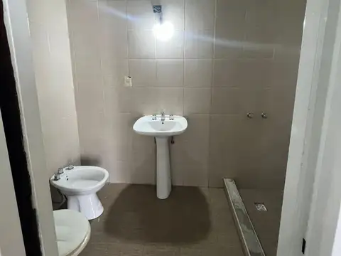 LOCAL/GALPON ALQUILER COMERCIAL 107 MTS2 APROX CON PATIO