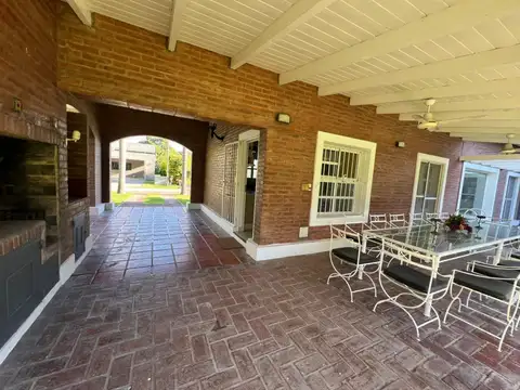 Casa 5 ambientes con 3 baños