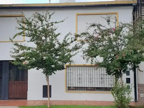 CASA FRENTE PATIO JARDIN COCHERA  APTO CREDITO