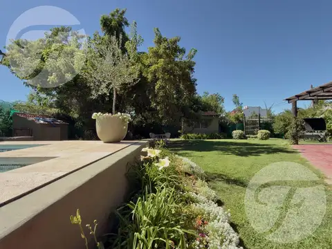 Casa 5 ambientes con 3 baños