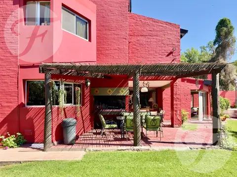 Casa en venta en San Pedro a pocos metros del río | Gran jardín, piscina y 2 lotes independientes