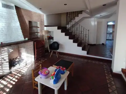 Casa 5 ambientes con 3 baños