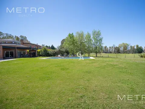 Casa 10 ambientes con 4 baños