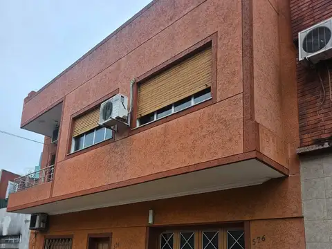 Excelente Casa c/gge. 5 amb en dos plantas + terraza.