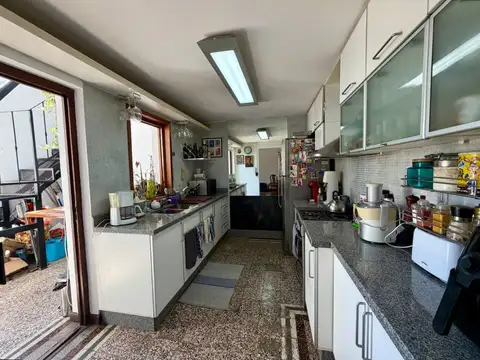 VENTA - CASA DE PLANTA ALTA CON TERRAZA Y QUINCHO ZONA CENTRO