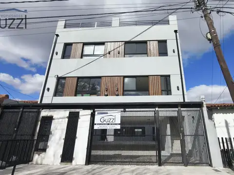 VENTA DÚPLEX 3 AMBIENTES A ESTRENAR CON JARDÍN Y COCHERA EN CARAPACHAY