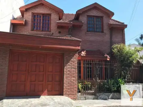 Casa en Venta - 3 dormitorios 2 baños - cochera- 250mts2 - Bernal Oeste