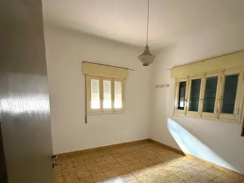 Casa 7 ambientes con 1 baño