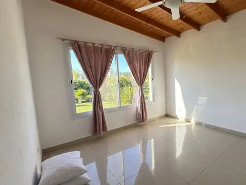 Casa en Alquiler con 3 cocheras