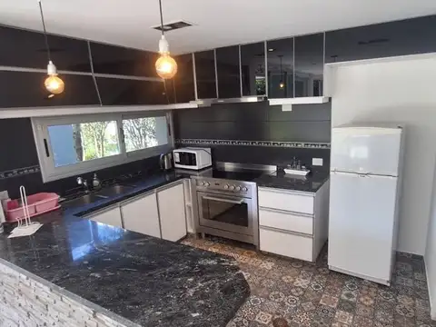 Casa en Alquiler con 3 cocheras