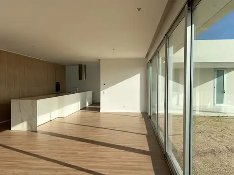 Casa 6 ambientes con 3 baños