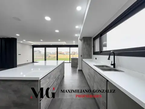 Casa 4 ambientes con 3 baños